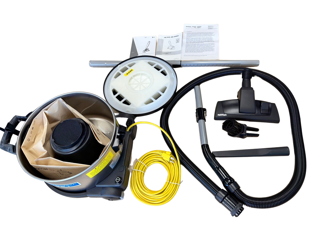 Nilfisk GD930 PRO HEPA vacuum opened, showing the fleece dust bag in the tank, HEPA filter in the lid and included accessories