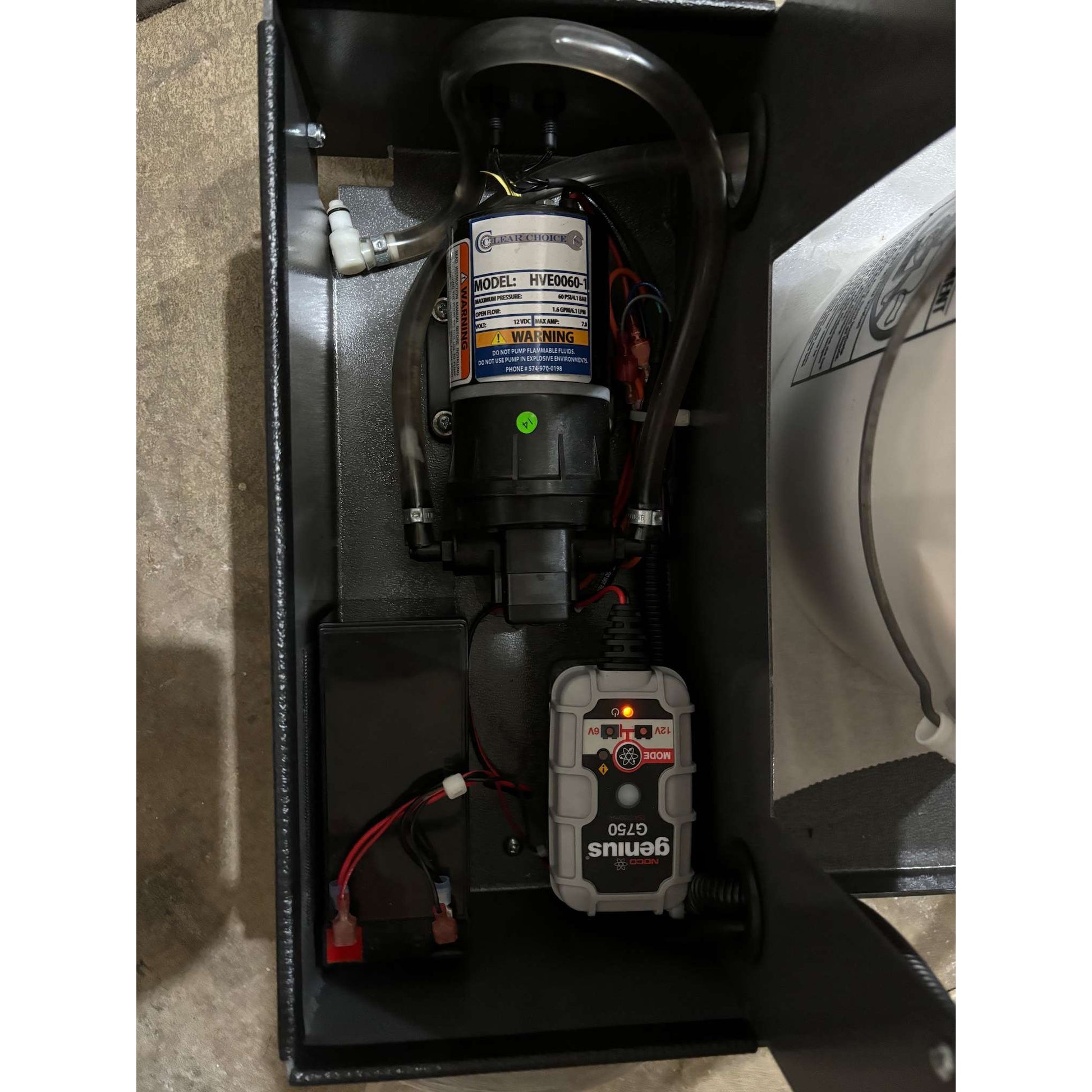 Hawk Enterprises HAWK Flight Applicator with Battery-Powered Pump - 28 Inch - F-HF-28